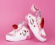 Die neuen Hello Kitty Schuhe von Ground Up sind hübsch in Rosa.