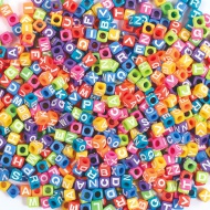 PlayBox: Bunte Buchstabenperlen-Set 300 Stück 7x7x7mm