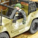 Combat Force 9: Militärischer Geländewagen mit Soldat und Waffen 22cm